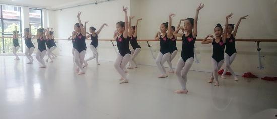 成人六级舞蹈视频,跟随成人六级舞蹈视频的优雅之旅-第3张图片-成人影视大全