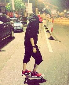 怎么选成人滑板好坏视频,视频教你辨别优质滑板-第1张图片-成人影视大全 怎么选成人滑板好坏视频,视频教你辨别优质滑板-第1张图片-成人影视大全