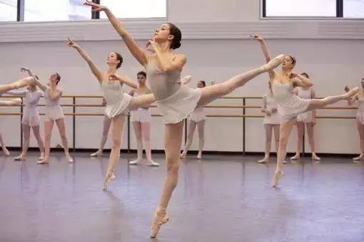 小鸡舞蹈成人穿搭视频,解锁日常魅力风采-第1张图片-成人影视大全