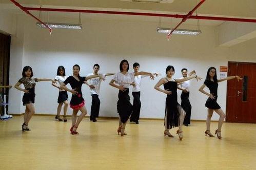 小鸡舞蹈成人穿搭视频,解锁日常魅力风采-第2张图片-成人影视大全