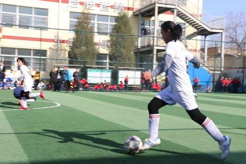 成人与小孩足球赛视频,成人VS小孩足球赛精彩瞬间回顾-第2张图片-成人影视大全