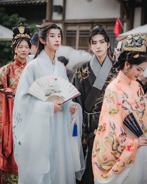 成人男士表演汉服视频,成人男士演绎传统汉服之美-第1张图片-成年电影网